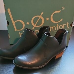 b.o.c Lucy Notched Topline Block Heel Bootie